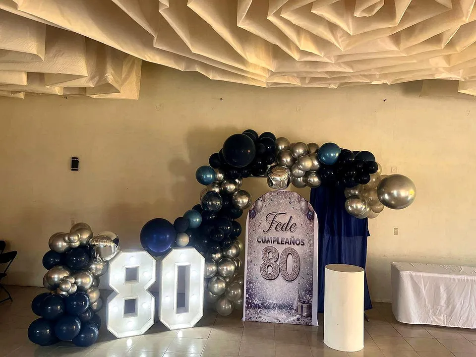 Decoración azul y dorada de 80 años en El Jardín de los Abuelos.