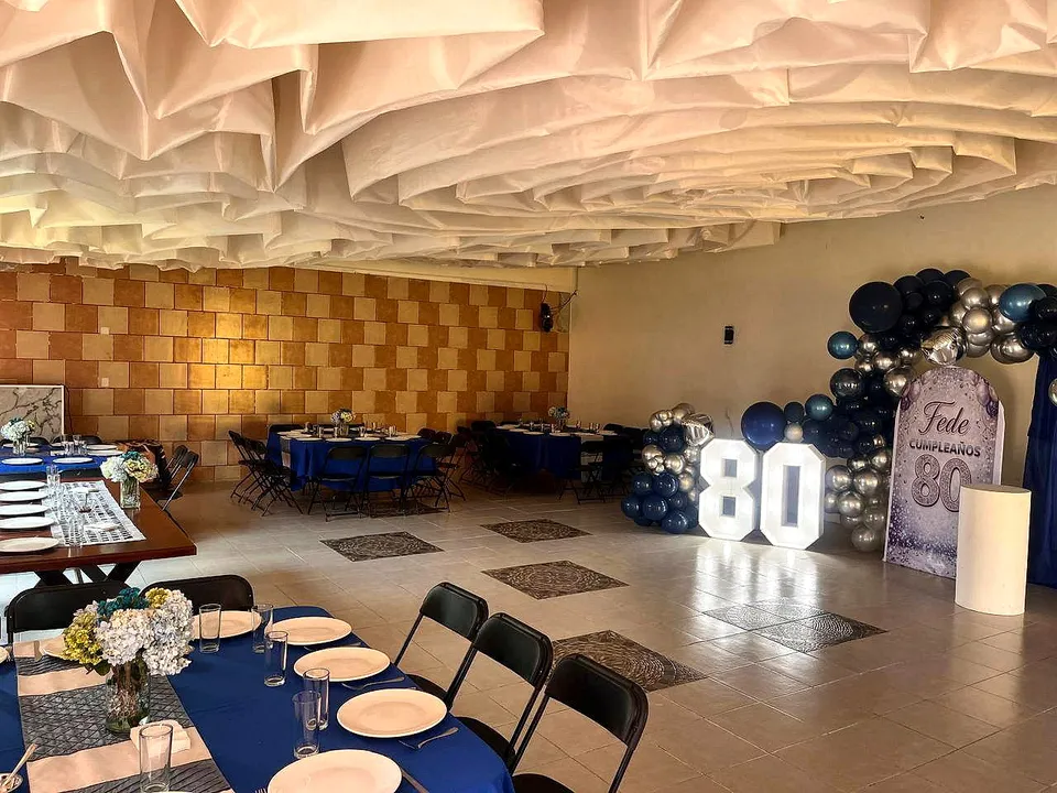 Mesas para celebrar 80 años en El Jardín de los Abuelos.