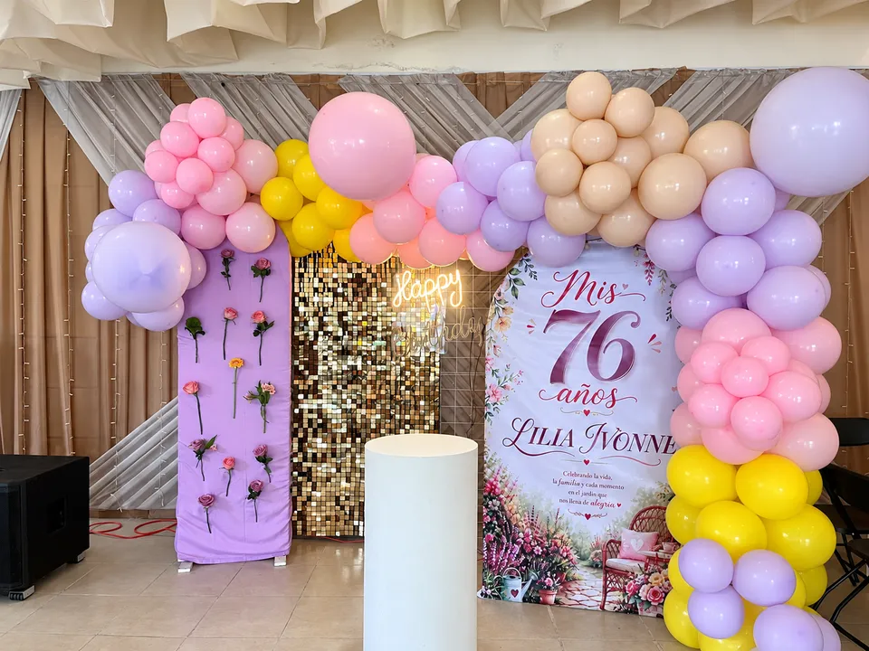 Backdrop para cumpleaños de 76 años en rosa, lila y dorado.