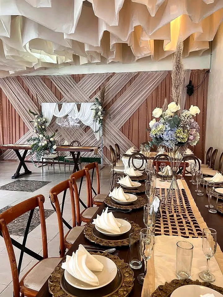Mesa larga para el banquete en El Jardín de los Abuelos.