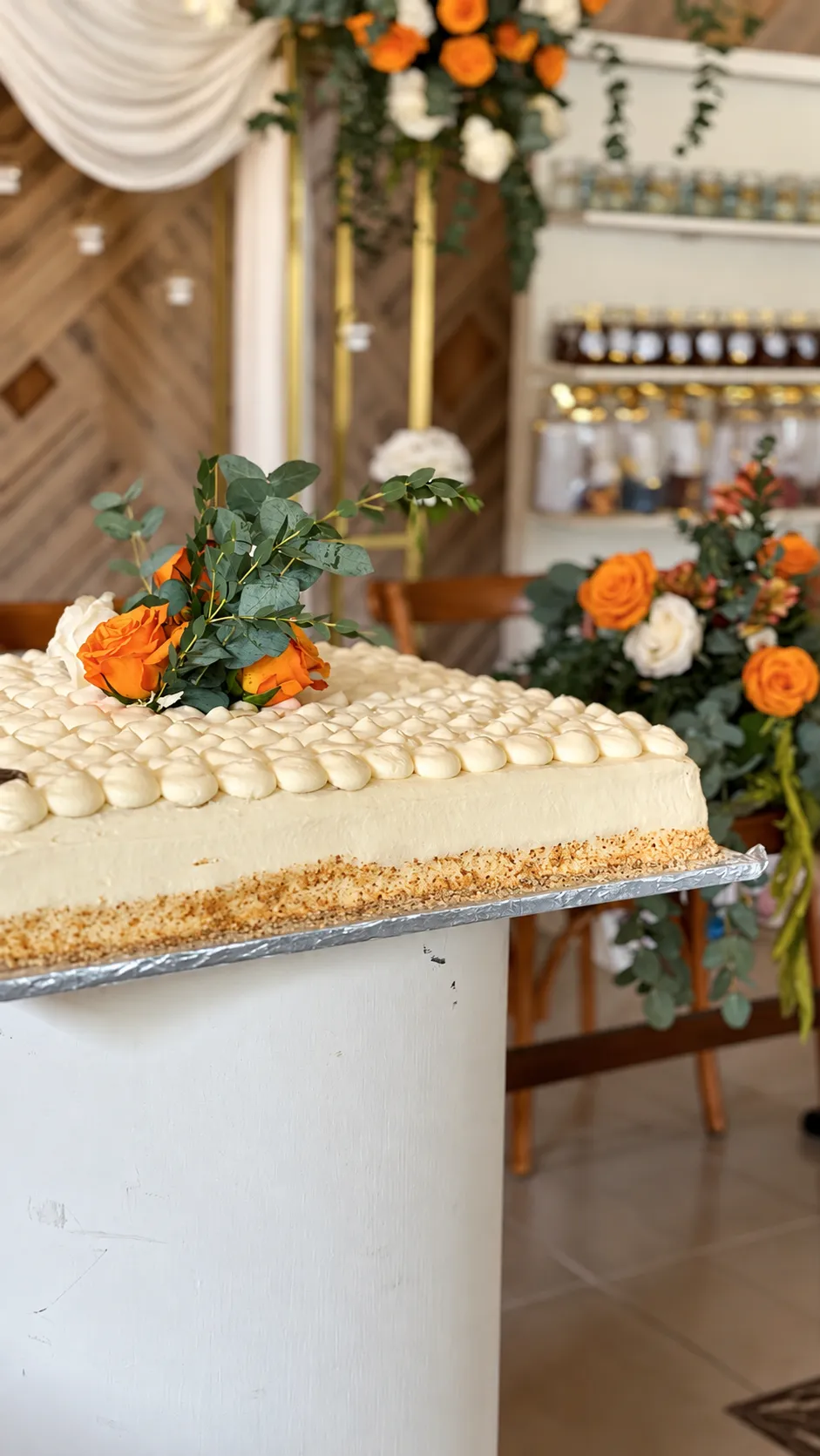 Pastel rectangular con decoración floral en primer plano.