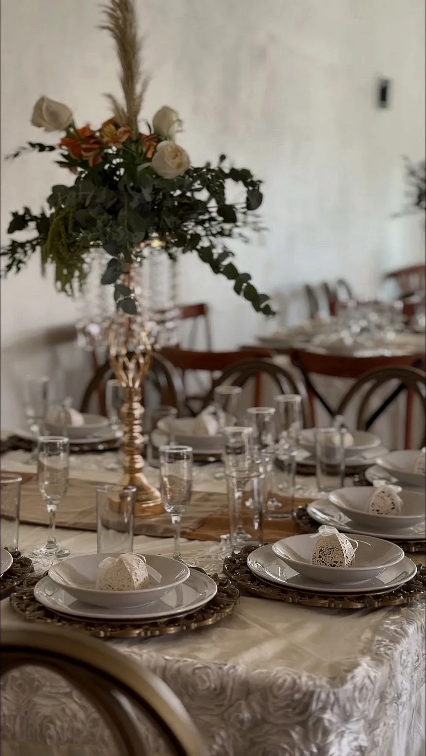Flores y vajilla de boda en El Jardín de los Abuelos.