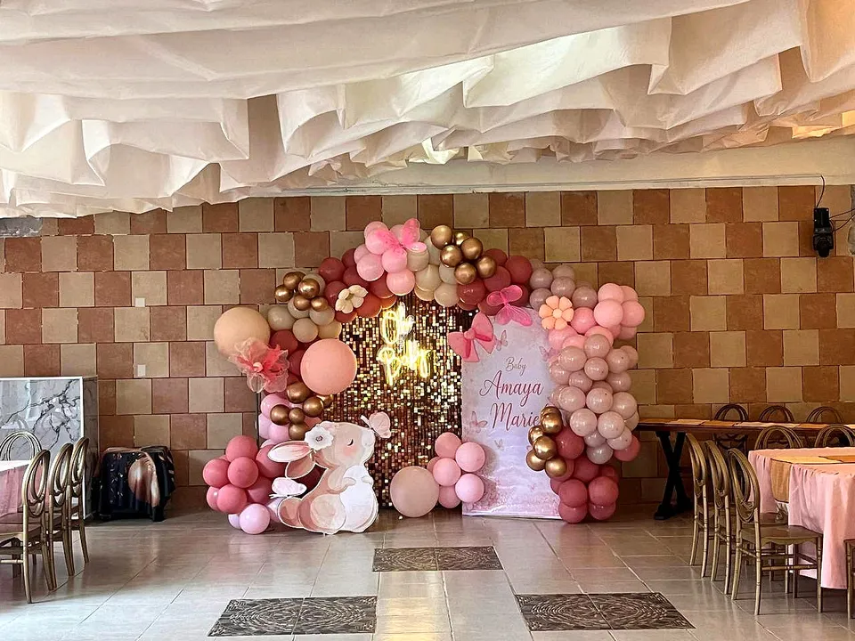 Backdrop rosa, beige y dorado para baby shower.