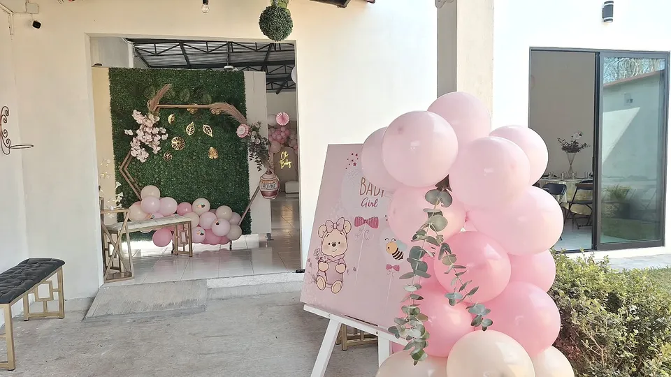 Bienvenida rosa junto a la entrada en El Jardín de los Abuelos.