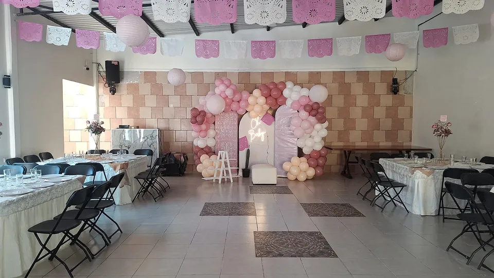 Salón de baby shower en rosa en El Jardín de los Abuelos.