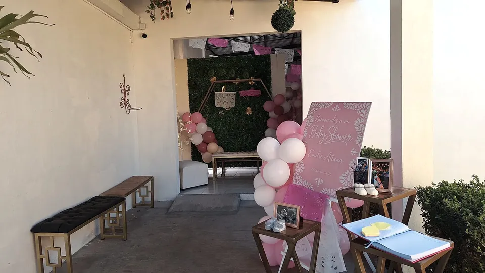Entrada decorada en rosa en El Jardín de los Abuelos.