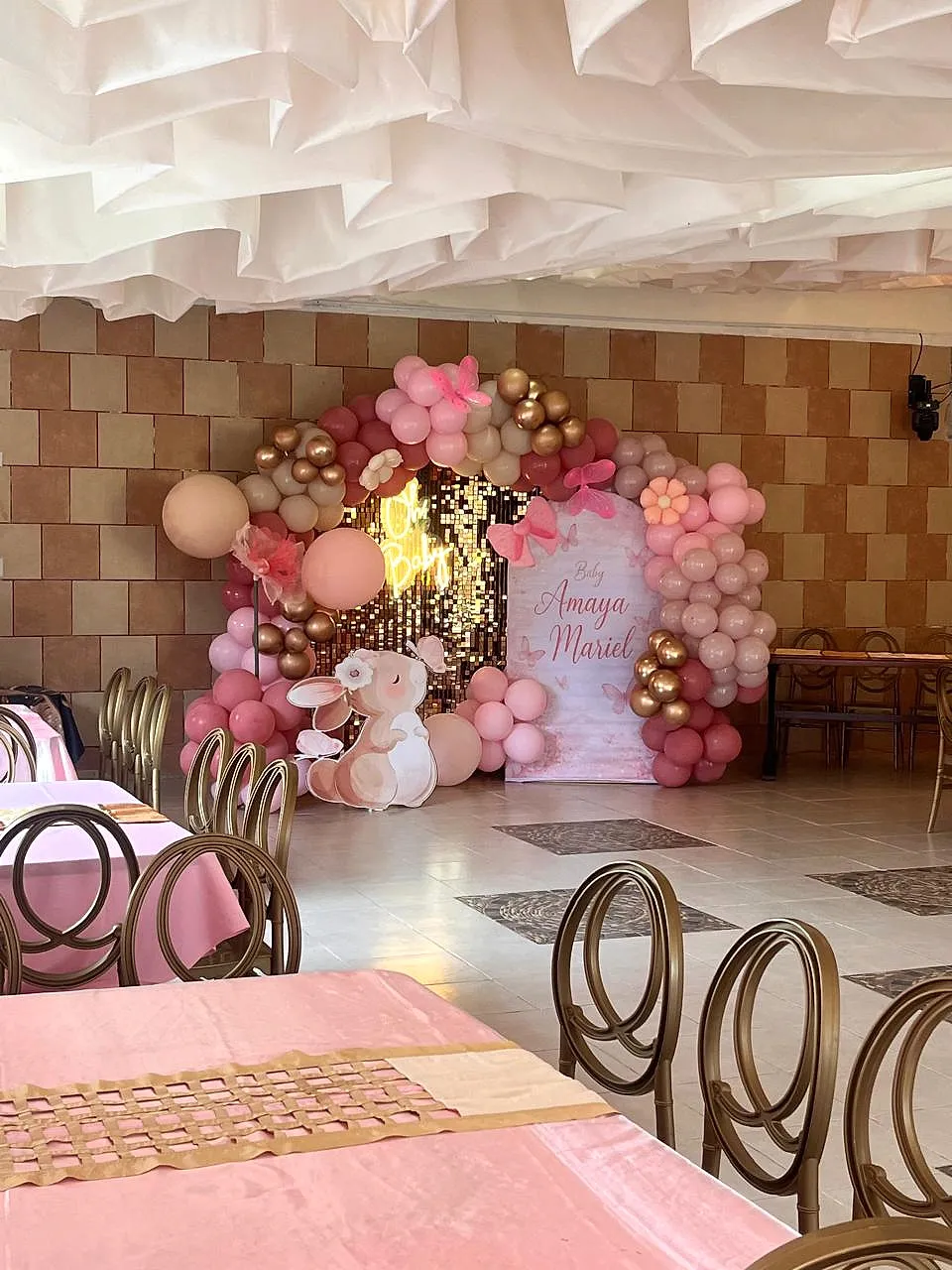 Flores y globos rosas en El Jardín de los Abuelos.