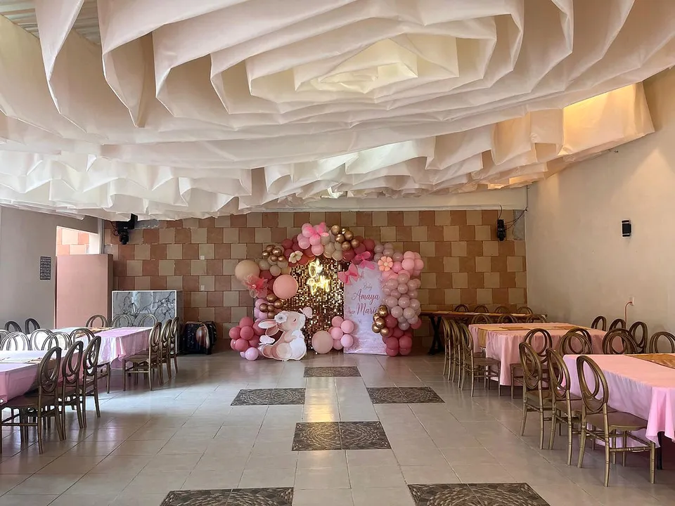Mesas rosas de baby shower en El Jardín de los Abuelos.