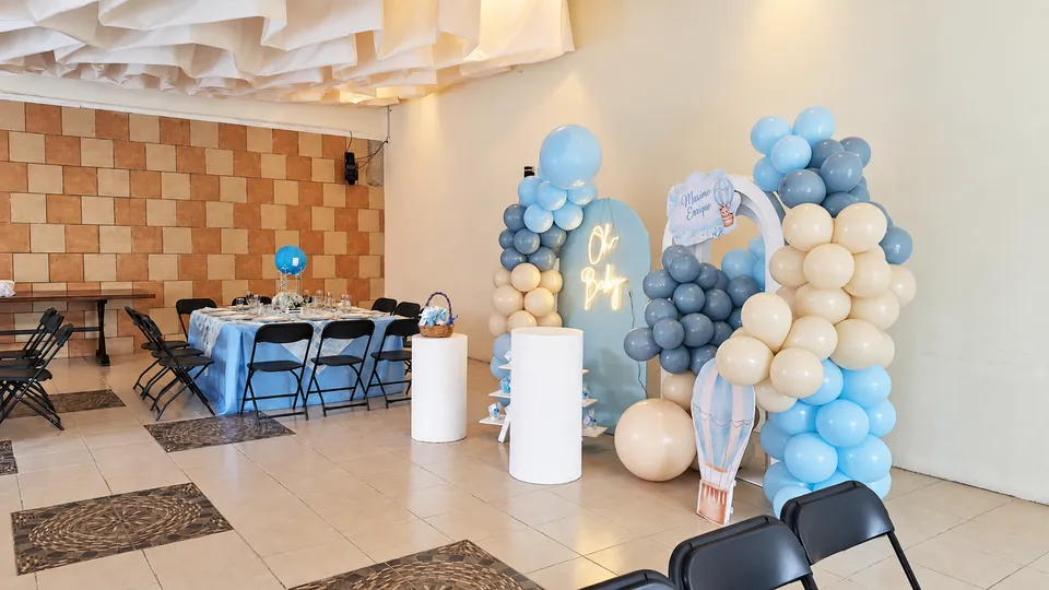 Decoración azul y crema en El Jardín de los Abuelos.
