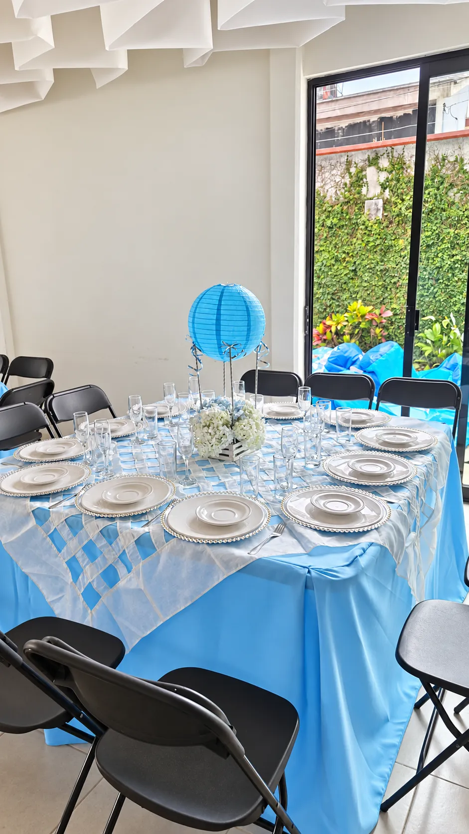 Mesa azul de baby shower en El Jardín de los Abuelos.