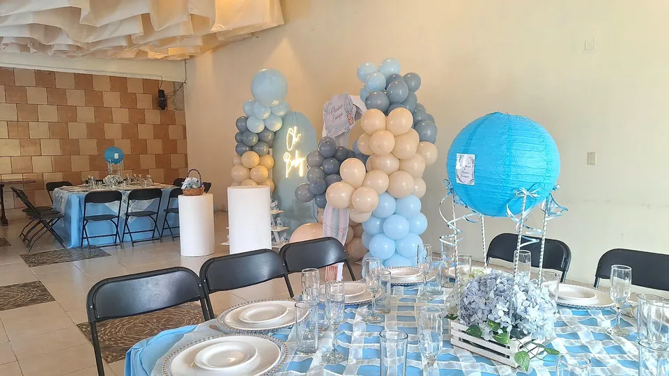 Salón de baby shower en azul en El Jardín de los Abuelos.
