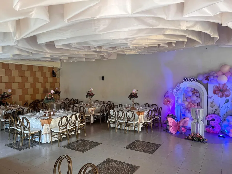 Salón con decoración violeta en El Jardín de los Abuelos.