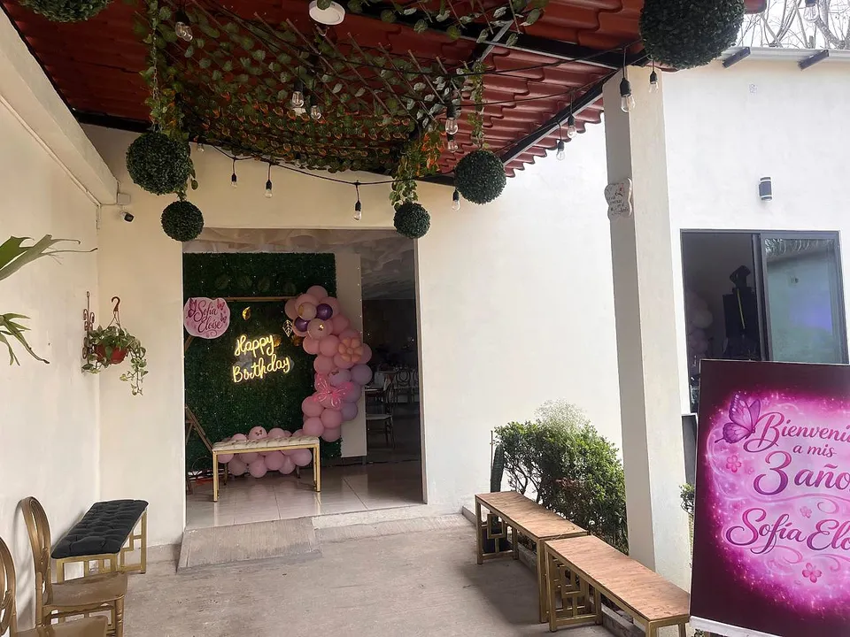Entrada rosa de cumpleaños en El Jardín de los Abuelos.