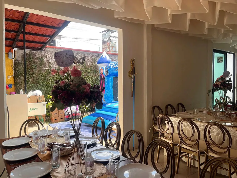 Mesa preparada junto al patio en El Jardín de los Abuelos.