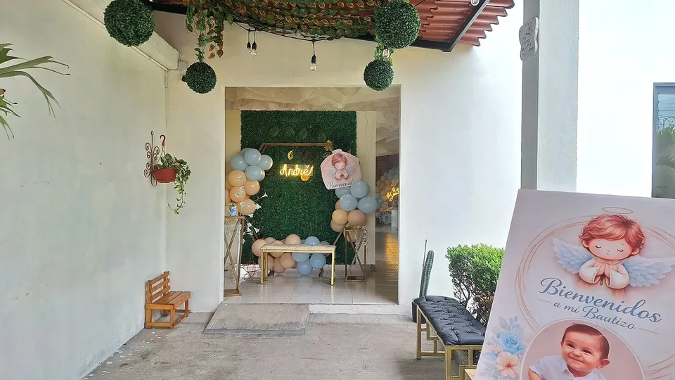 Bienvenida de bautizo en la entrada en El Jardín de los Abuelos.