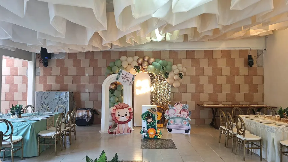 Escenario de bautizo con animales en El Jardín de los Abuelos.