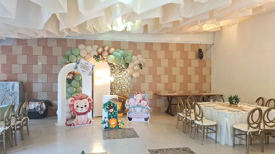 Decoración de animales y flores en El Jardín de los Abuelos.
