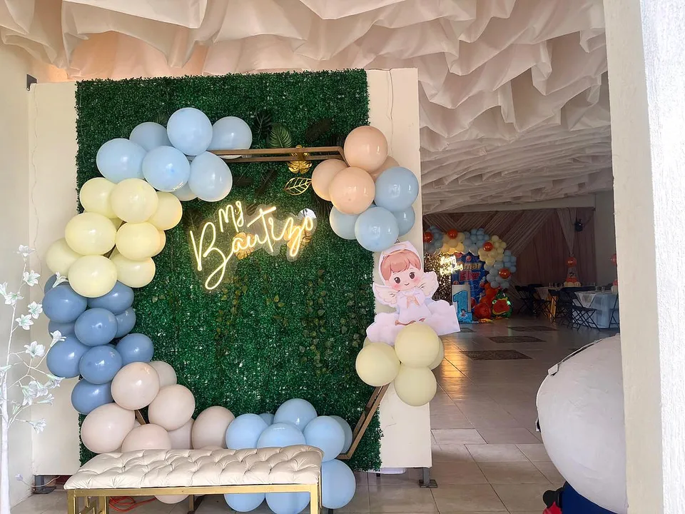 Arco de globos pastel en El Jardín de los Abuelos.