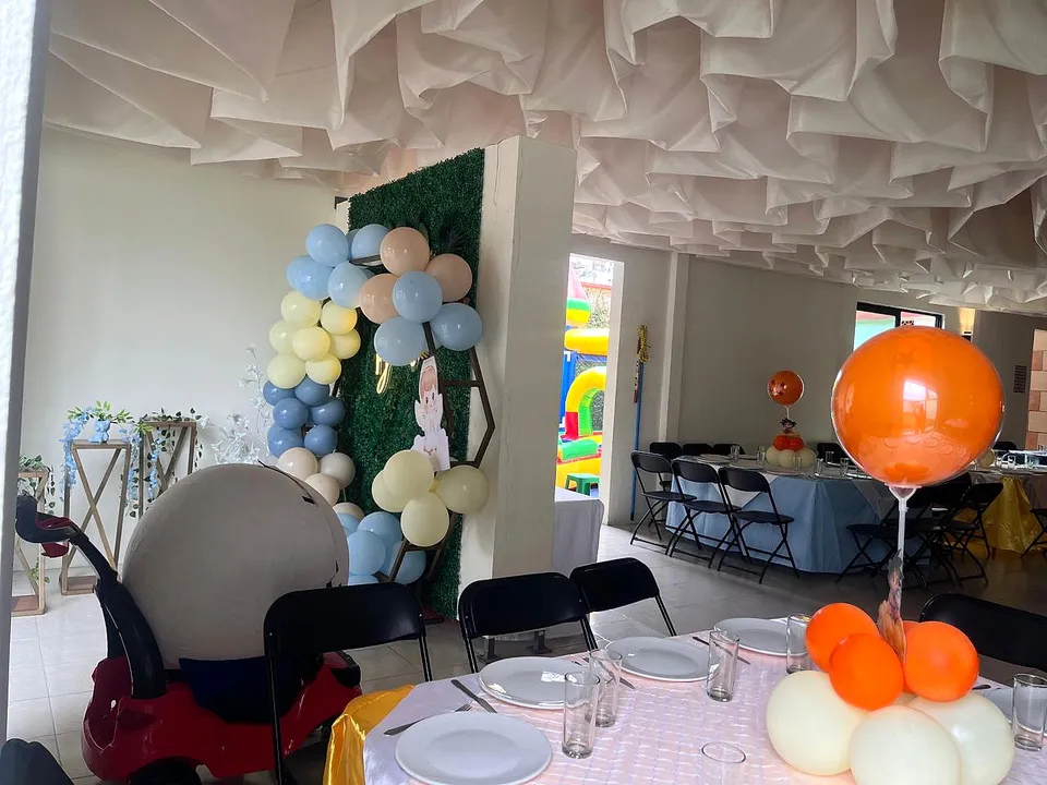 Globos y mesas infantiles en El Jardín de los Abuelos.
