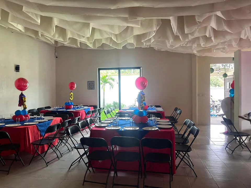 Mesas de fiesta en rojo y azul en El Jardín de los Abuelos.