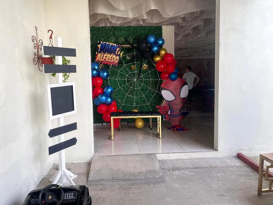 Entrada de fiesta infantil en El Jardín de los Abuelos.