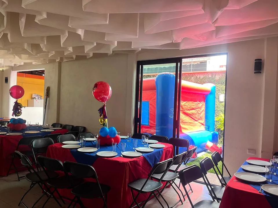 Juegos y mesas de cumpleaños en El Jardín de los Abuelos.