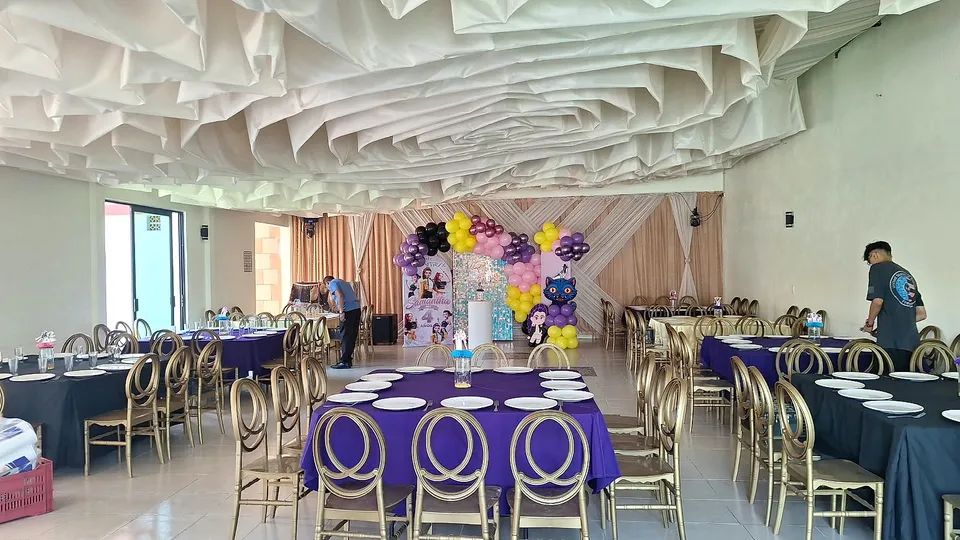 Mesas moradas de cumpleaños en El Jardín de los Abuelos.