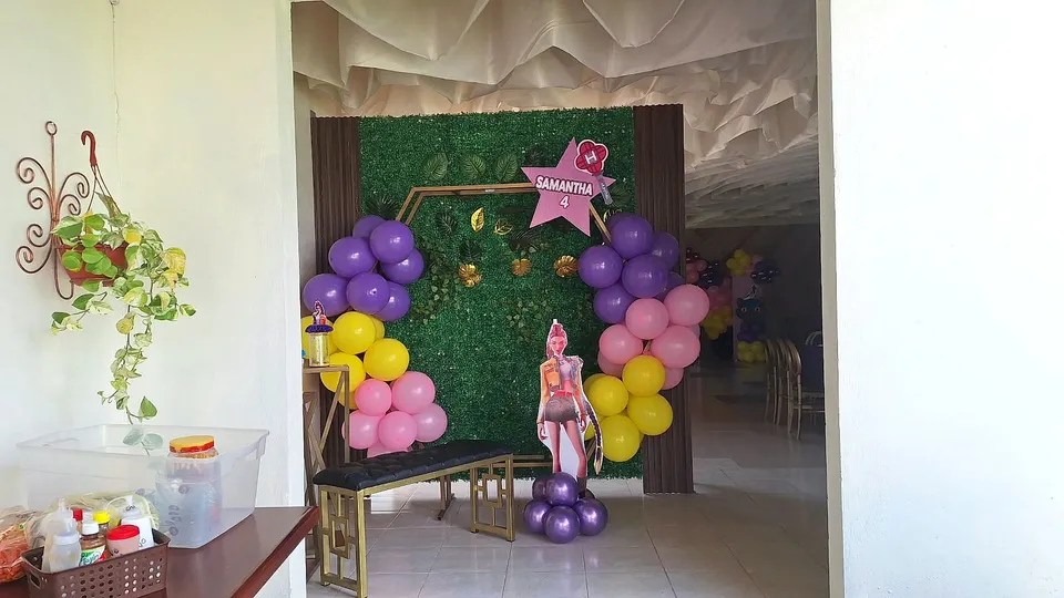 Bienvenida colorida de cumpleaños en El Jardín de los Abuelos.
