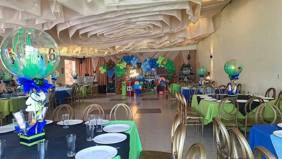 Mesas verdes de fiesta infantil en El Jardín de los Abuelos.