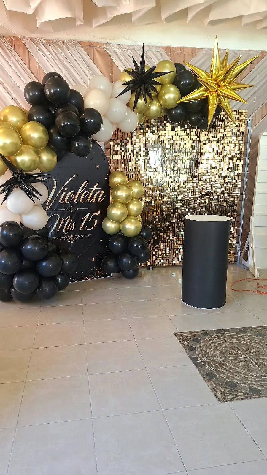 Escenario negro y dorado en El Jardín de los Abuelos.