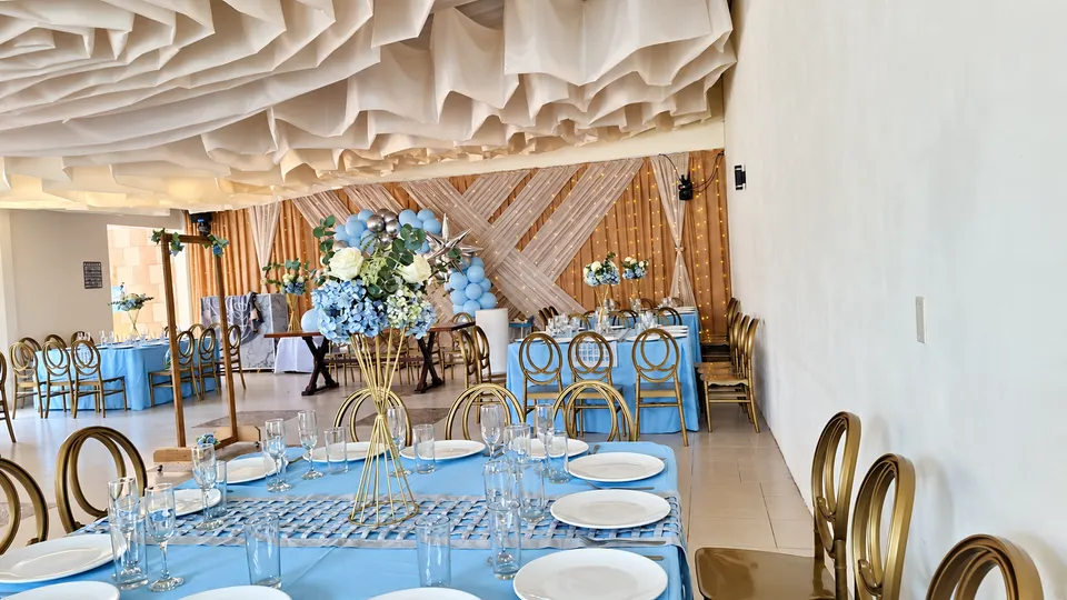Salón vestido de azul en El Jardín de los Abuelos.