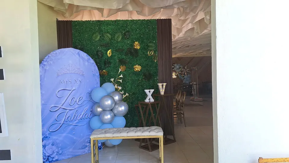 Bienvenida azul de XV años en El Jardín de los Abuelos.