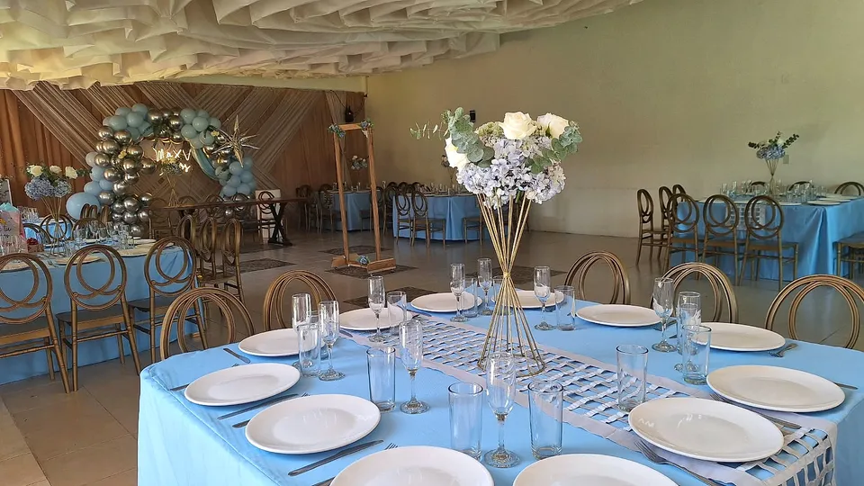 Mesa azul con flores blancas en El Jardín de los Abuelos.