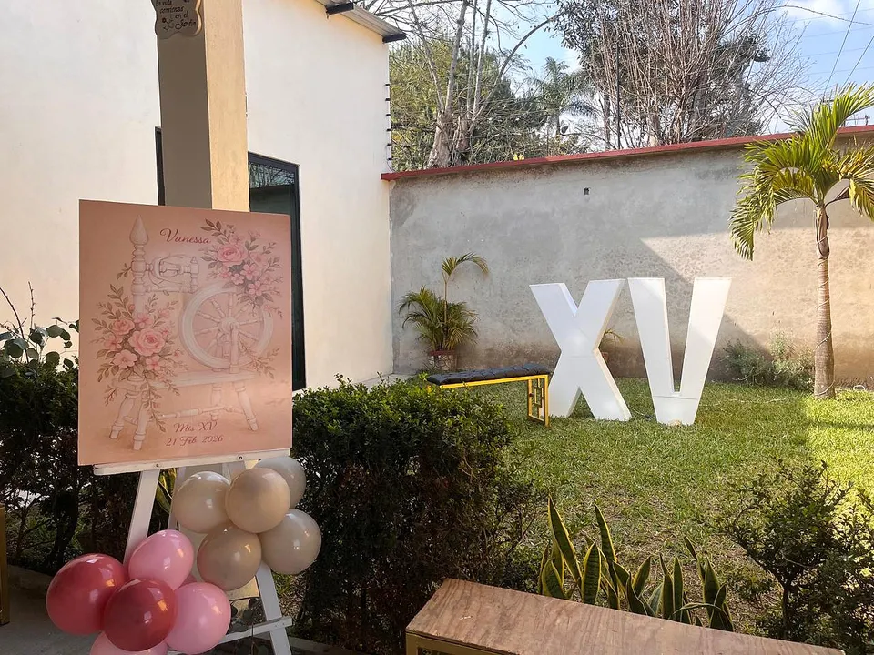 Letras XV junto al jardín en El Jardín de los Abuelos.