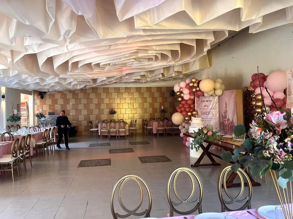 Salón en tonos rosa en El Jardín de los Abuelos.