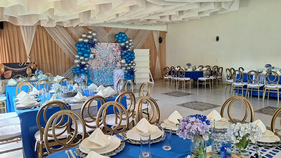 Salón azul para los 18 en El Jardín de los Abuelos.