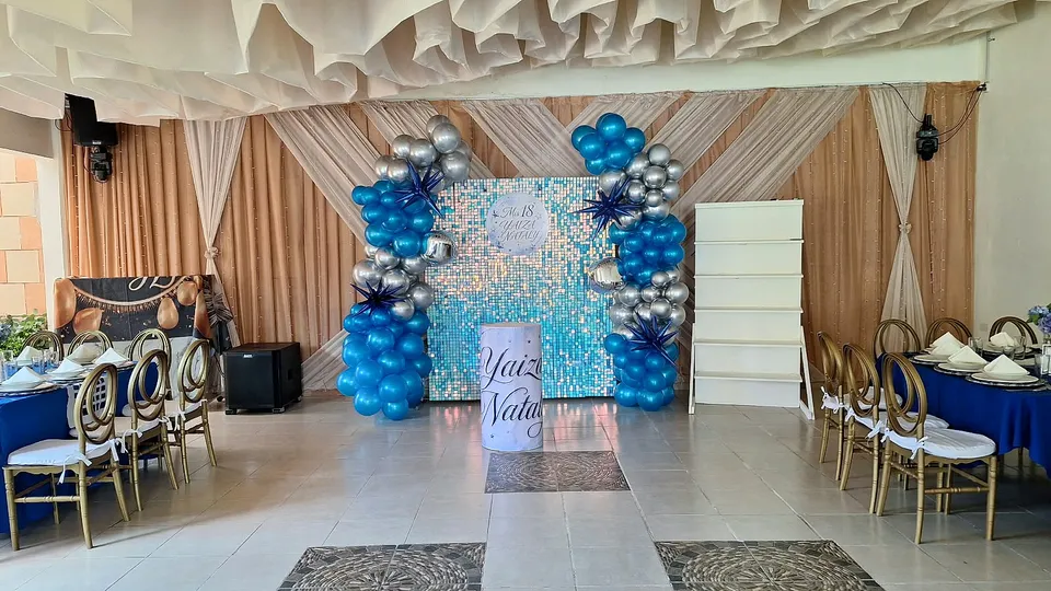 Escenario azul de 18 años en El Jardín de los Abuelos.