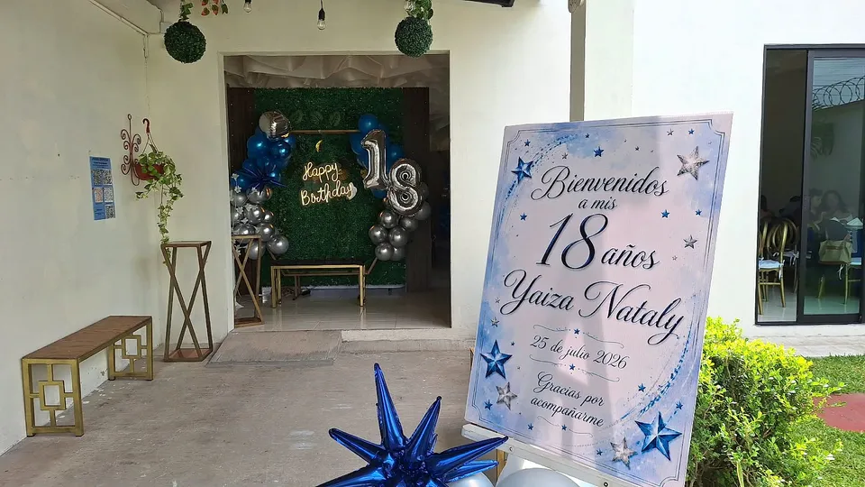 Entrada azul de cumpleaños en El Jardín de los Abuelos.