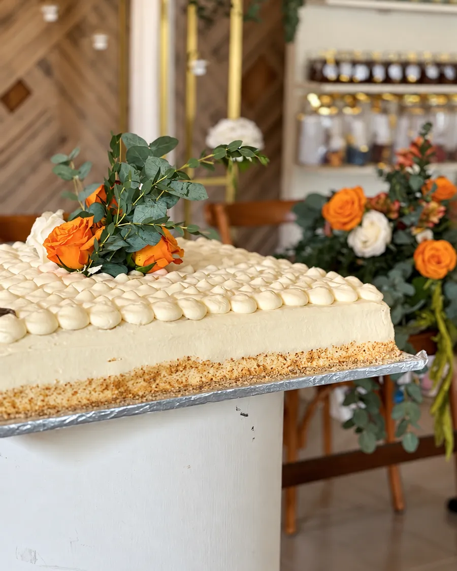 Pastel decorado con flores en una celebración del jardín.